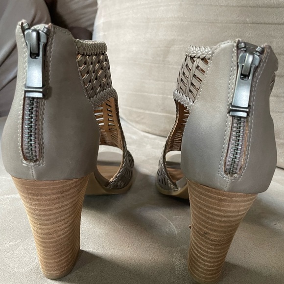 Stitch Fix Report Brand New Grey 3” Block Heeled Sandals Size 8.5. Never Worn! - Picture 4 of 5